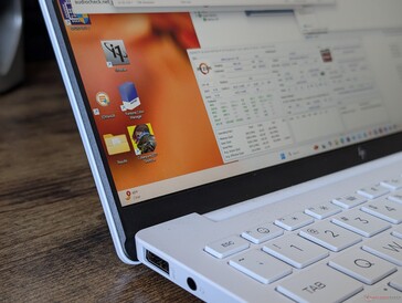 Nincs peremtől peremig érő üveg vagy érintőképernyő a súly alacsonyan tartása érdekében