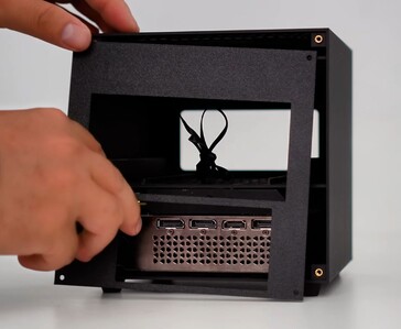 Az ITG Cube hátsó nézete a mini PC portokkal, az OCuLink csatlakozóval és az RTX 4060 grafikus kártya kimeneteivel