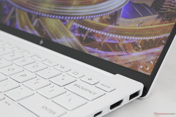 A fedél maximálisan csak ~130 fokos szögben nyílik ki