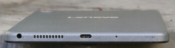 alsó házoldal (3,5 mm-es jack, hangszóró, USB-port, mikrofon)