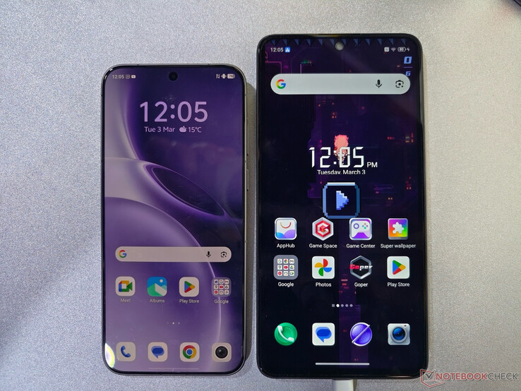 A Nubia Neo 5 Max a Vivo X300 Pro mellett, jobbról balra.