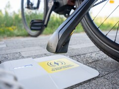A Tiler Compact Tiler vezeték nélküli e-bike töltője (a képen) az Eurobike 2025 kiállításon volt látható. (Kép forrása: Tiler)