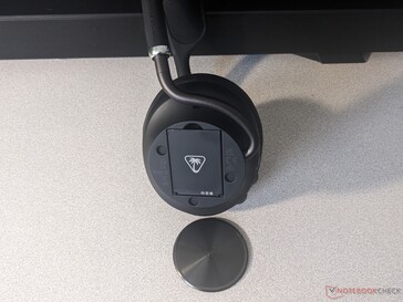 A Turtle Beach Stealth Pro II akkumulátor cseréje látható