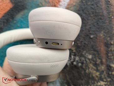 Balra: Audiocsatlakozó és USB-C
