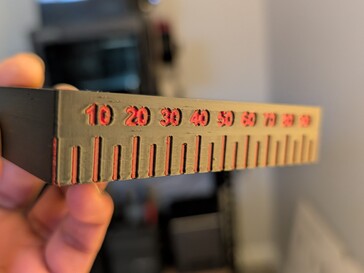 Mini négyzet alakú szerszám fekete és piros PLA színben.