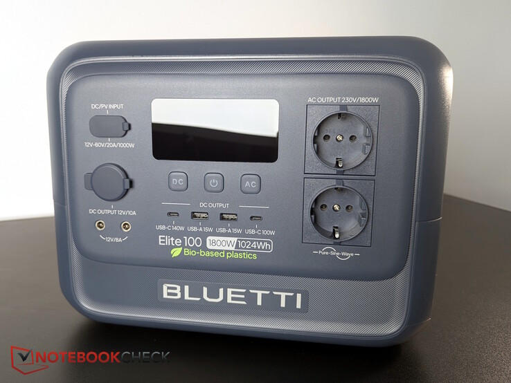 Szinte az összes port az elülső oldalon található. Nincsenek védőburkolatok.