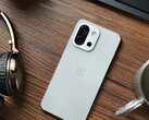 A OnePlus 13T csak két hátsó kamerával rendelkezik, de ez változhat a 15T-nél. (Kép forrása: Flying Bun a Weibo-n)