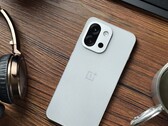 A OnePlus 13T csak két hátsó kamerával rendelkezik, de ez változhat a 15T-nél. (Kép forrása: Flying Bun a Weibo-n)