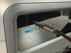 Négy USB-port (elöl)