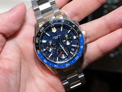 A Casio Oceanus OCW-P3000 kék karóra elölről látható, kiemelve a részletgazdag számlapját és a két színű kerámia keretét.