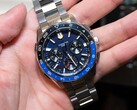 A Casio Oceanus OCW-P3000 kék karóra elölről látható, kiemelve a részletgazdag számlapját és a két színű kerámia keretét.
