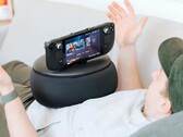 A Mechanism Gaming Pillow célja, hogy kényelmesebbé tegye a kézi konzolokkal való játékot, és segítse megelőzni a karok és kezek elzsibbadását.
