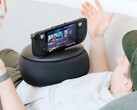 A Mechanism Gaming Pillow célja, hogy kényelmesebbé tegye a kézi konzolokkal való játékot, és segítse megelőzni a karok és kezek elzsibbadását.