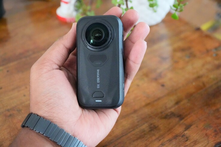 Az Insta360 X6 kompakt kialakítással rendelkezik