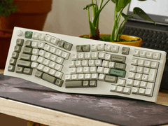 A Keychron Q13 Max egyike azoknak a vezeték nélküli billentyűzeteknek, amelyek új firmware-t kaptak frissített vezeték nélküli és RGB opciókkal