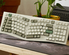 A Keychron Q13 Max egyike azoknak a vezeték nélküli billentyűzeteknek, amelyek új firmware-t kaptak frissített vezeték nélküli és RGB opciókkal