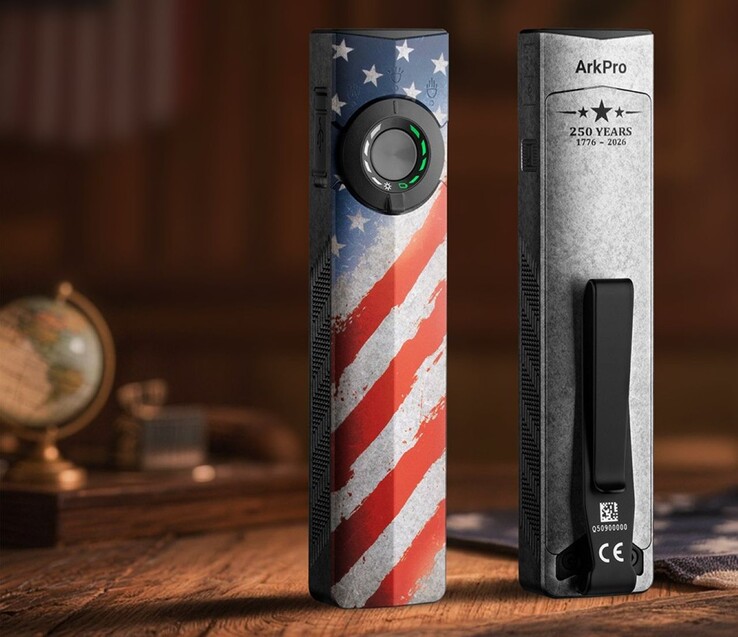 Az Olight ArkPro Stars & Stripes Edition zseblámpa elülső részén egy hüvelykujj-kapcsoló található háromállású választógombbal, hátulján pedig egy fém zsebcsipesszel.