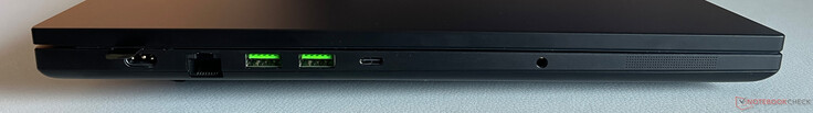 Bal oldalon: Töltő, 2,5 GB/s-os Ethernet, 2x USB-A 3.2 Gen.2 (10 Gbit/s), USB-C 4.0 Thunderbolt 4-gyel (40 GBit/s, DisplayPort 2.1 az iGPU-n keresztül, Power Delivery 3.0), 3,5 mm-es audiocsatlakozó
