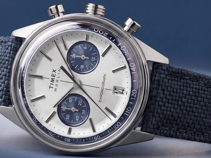 A Timex Marlin Jet Chronograph sötét háttér előtt fotózva, amelyen jól látható a domború óraüveg, a tachiméteres lünetta, a homorú számlap, a kronográf segédszámlapjai és a retrofuturista tok kialakítása.