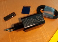 A töltő és a kábel, egy SD kártya és egy USB pendrive a méretezéshez (Kép forrása: Sergey Tarasov - Notebookcheck)