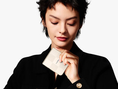 A Mix Flip 2 999 dollárról indul a Giztopon. A képen: az összecsukható telefon promóciós képe. (Kép forrása: Xiaomi)