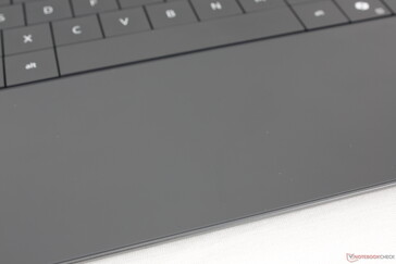 A Clickpad tágas, de a tapintás gyenge és túl érzékeny