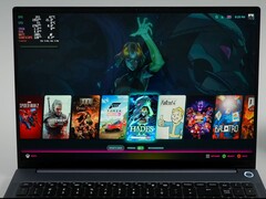 AIM MAX+ laptop, amelyen Bazzite fut, és olyan játékok, mint a Spider-Man 2, The Witcher 3, és a Hades látható az indítóprogramban... (Kép forrása: ETA PRIME a YouTube-on)