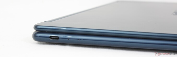 Balra: USB-C Thunderbolt 4 és DisplayPort 2.1 + Power Delivery