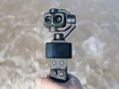 Közelkép a DJI Osmo Pocket 4P két kamera objektívjével.