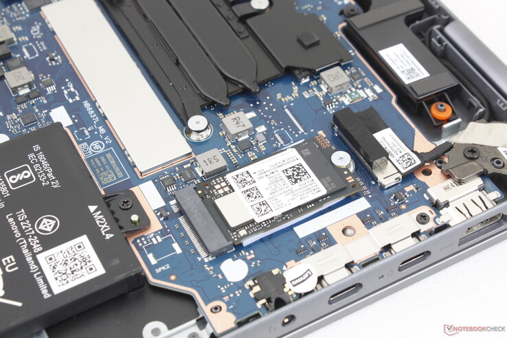 Csak egyetlen M.2 2242 SSD-t támogat
