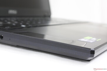 A külső dizájnból hiányzik a sok más MSI modellnél megszokott excentrikus RGB LED-ek