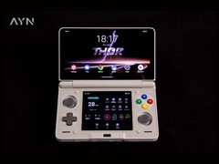 Az AYN Thor kettős AMOLED érintőkijelzővel rendelkezik. (Kép forrása: AYN)