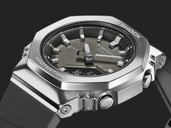 A Casio G-Shock GMS2110-1A1 fém lünettával, a képen sötét háttér előtt. (Kép forrása: Casio)