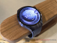 A Huawei Watch 5 ára az EU-ban 449 eurónál kezdődik. A képen: az okosóra lila színben (kép forrása: Notebookcheck)