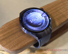 A Huawei Watch 5 ára az EU-ban 449 eurónál kezdődik. A képen: az okosóra lila színben (kép forrása: Notebookcheck)