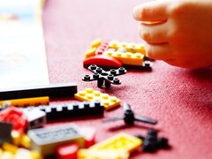 LEGO téglákat ábrázoló kép a vörös szőnyegen. (Kép forrása: Efraimstochter - Pixabays)