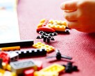 LEGO téglákat ábrázoló kép a vörös szőnyegen. (Kép forrása: Efraimstochter - Pixabays)