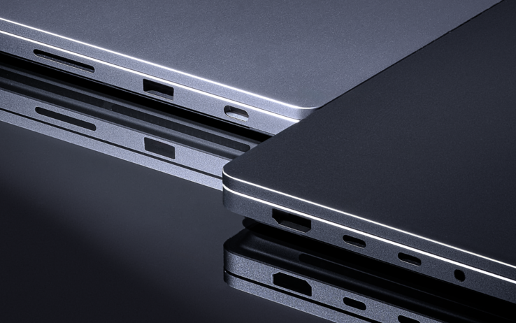 A Surface Laptop Ultra hivatalos marketingképein az is látszik, hogy a jobb oldali USB-C port nagyobb.