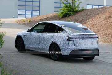 Az új 2026-os Tesla Model Y teljesítménytesztje a németországi Nürburgring versenypályán.