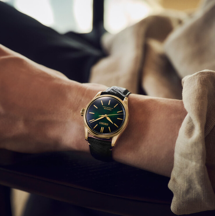 Seiko Presage Classic x Tradman’s Bonsai karóra, fekete bőr szíjjal és sötétzöld számlappal a csuklón.