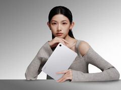 A Xiaomi bemutatta a Redmi K Pad 2 új konfigurációját. A képen: a táblagép promóciós képe ezüst színben.