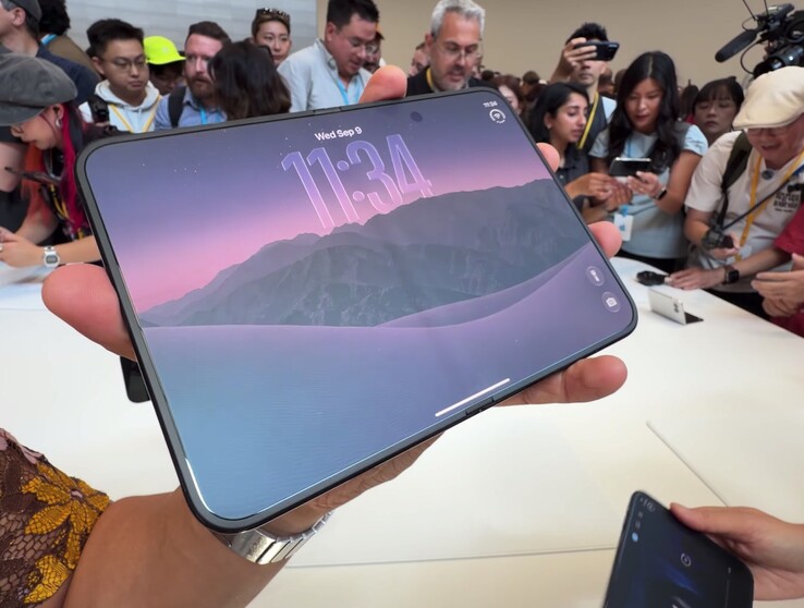 Az Apple iPhone Duo-ján valóban látható egy hajlítási nyom, de a nano-textúrájú felület segít minimalizálni annak láthatóságát.