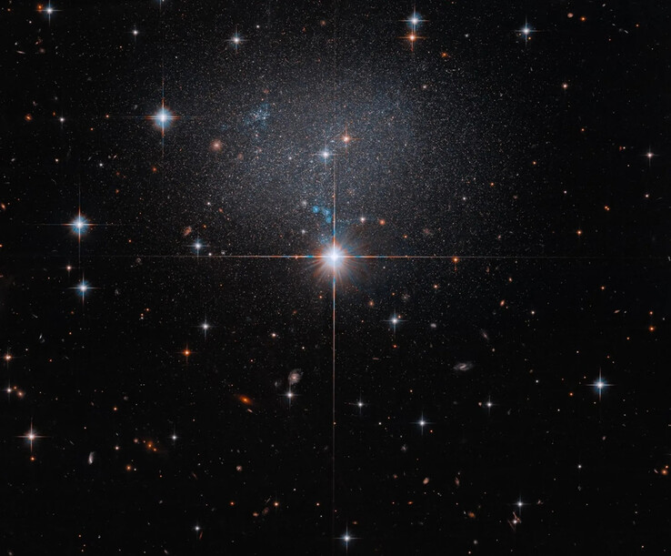 A Hubble Űrteleszkóp által készített kép az ESO 490-017 törpegalaxist mutatja.