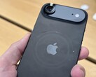 iPhone Air Space Fekete kijelzőegység karcolásokkal a MagSafe terület körül. (Kép forrása: Consomac)