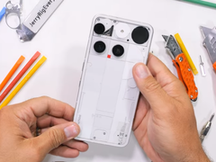 A semmi telefon (3). (Kép forrása: JerryRigEverything via YouTube)