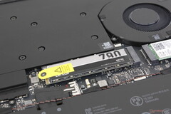 Az SSD a párolókamra hűtője és ventilátora mellett helyezkedik el a Blade 16-ban