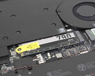 Az SSD a párolókamra hűtője és ventilátora mellett helyezkedik el a Blade 16-ban