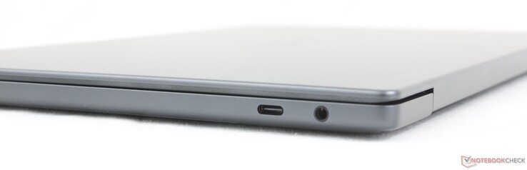 Rendben: USB-C Thunderbolt 4 w/ DisplayPort 2.1 + Power Delivery, 3,5 mm-es fejhallgató