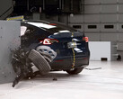 Tesla Model Y kis átfedéses törésteszt a vezető oldalán. (Kép forrása: IIHS/YT)