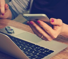 Egy telefonhasználó olvassa a képernyőt (Kép forrása: Firmbee/Unsplash)